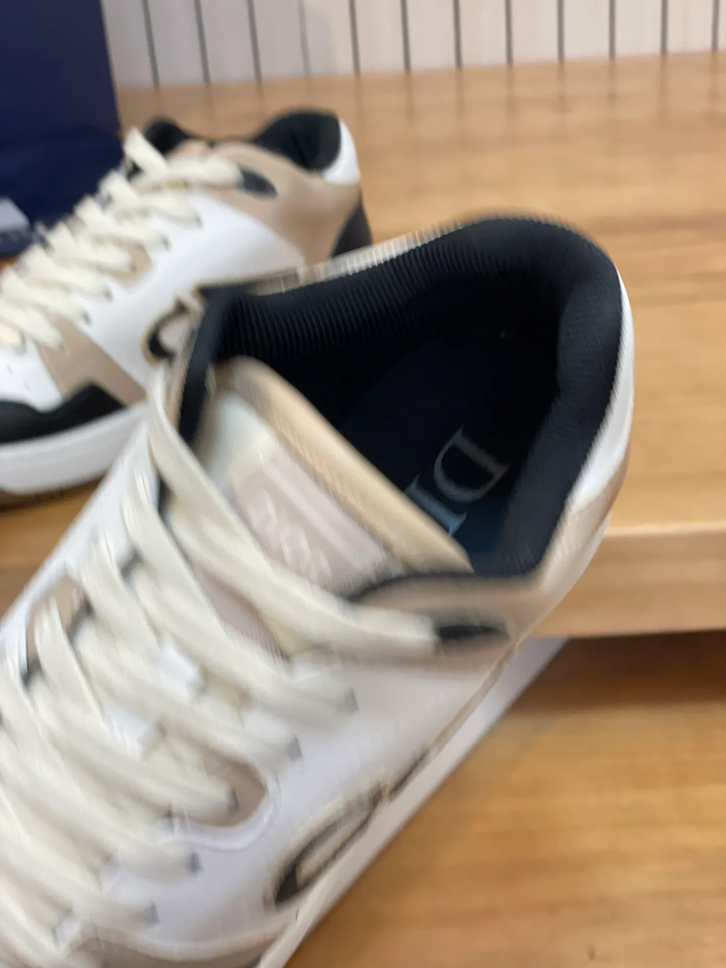 Men's shoes: 💰P440¥ Product trademark: Dior* "Dior*" high-top casual shoes Regular size: 38-44 (can be customized to 45.46) Product materials: Upper imported cowhide stitched with original fabric, breathable lining, original outsole. Number: 1006